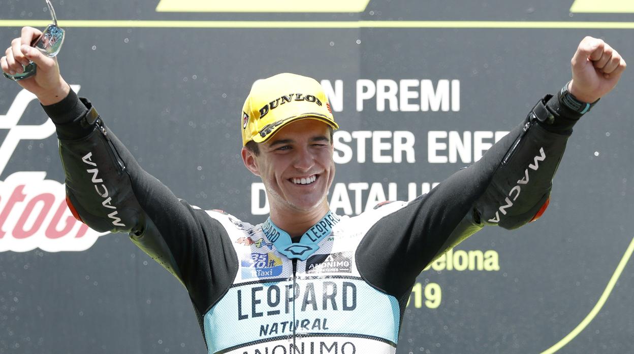 Marcos Ramírez, del equipo Leopard Racing Honda, celebra en el podio su victoria en la carrera del Gran Premio de Cataluña