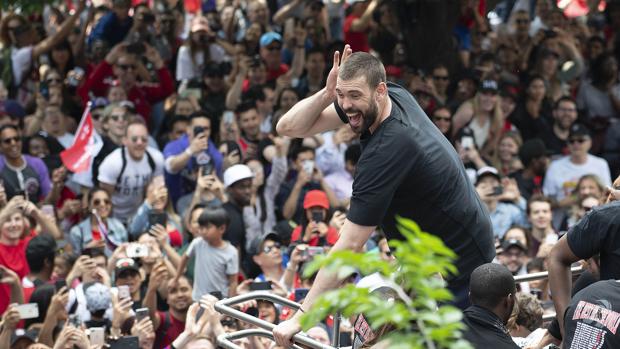 Marc Gasol, un showman eufórico en el desfile de los Raptors