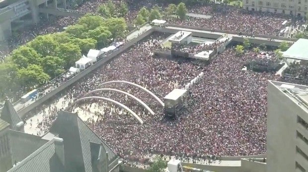 Dos heridos en un tiroteo durante la multitudinaria celebración de los Raptors en Toronto