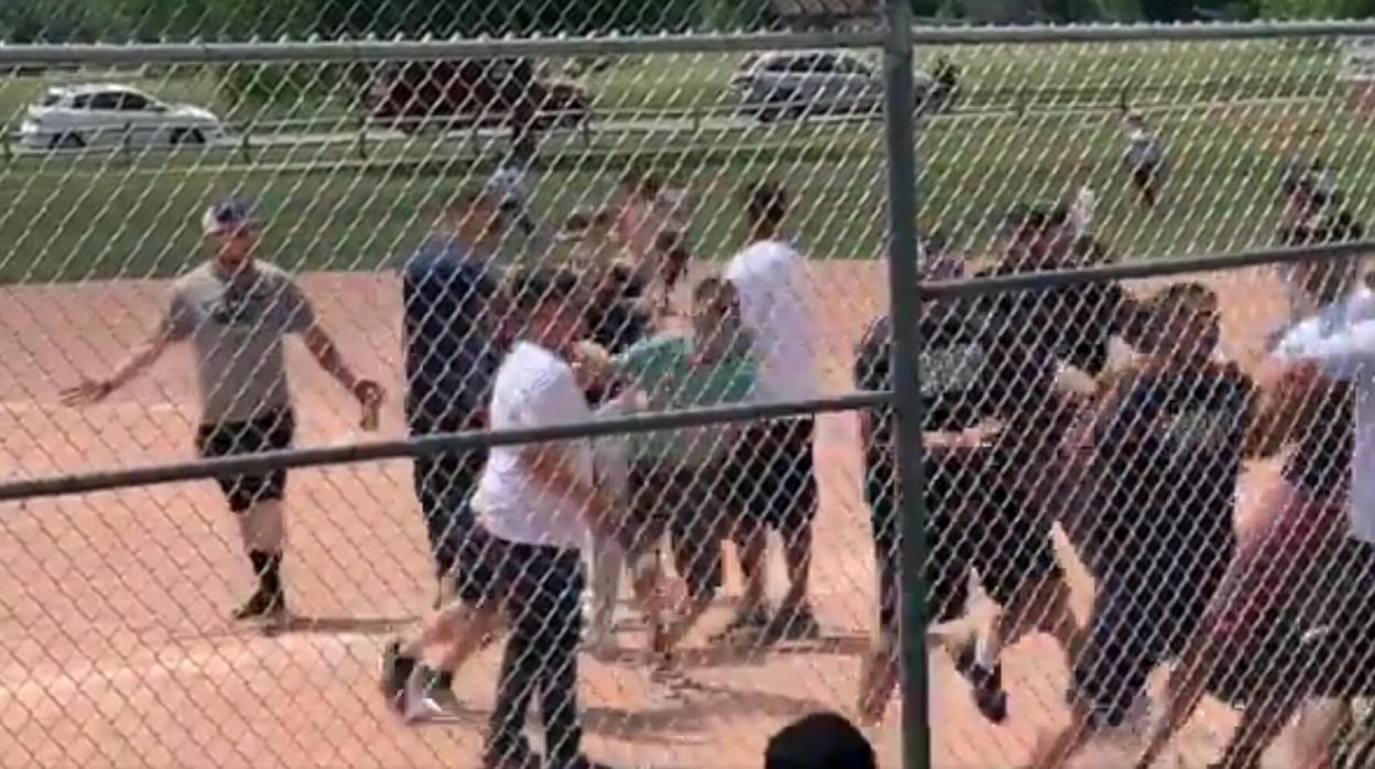 Los padres de los menores se pelean durante el partido de béisbol