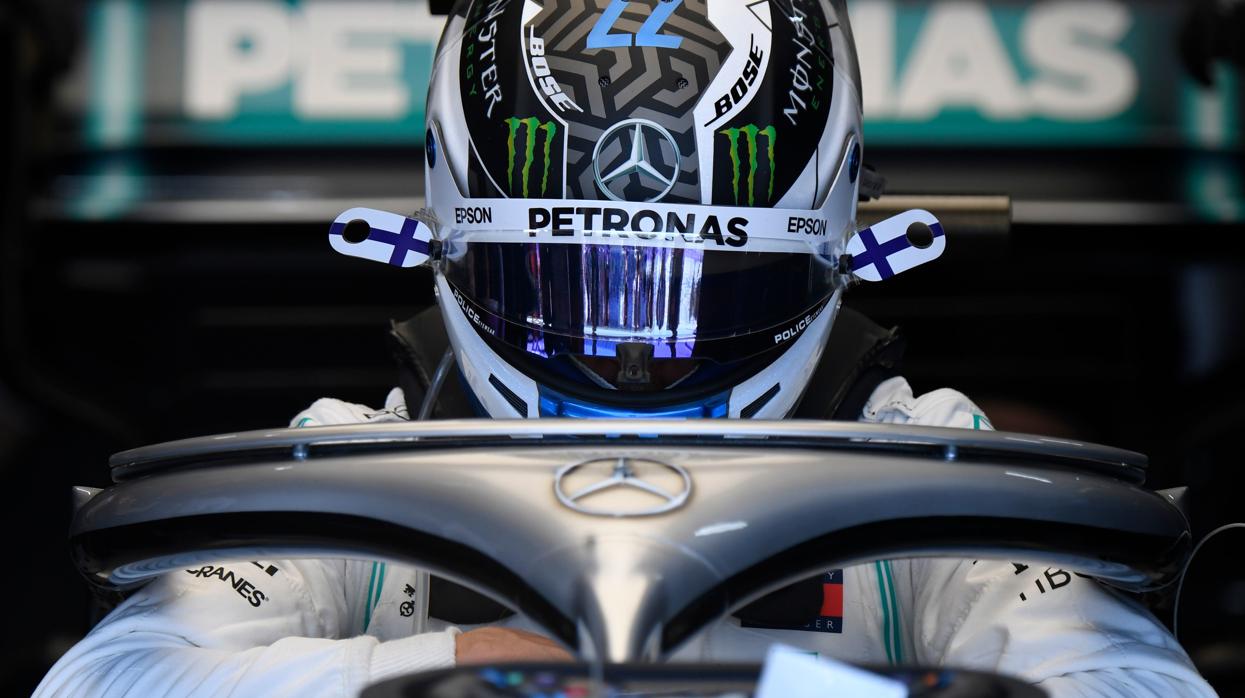 Bottas sale de su Mercedes