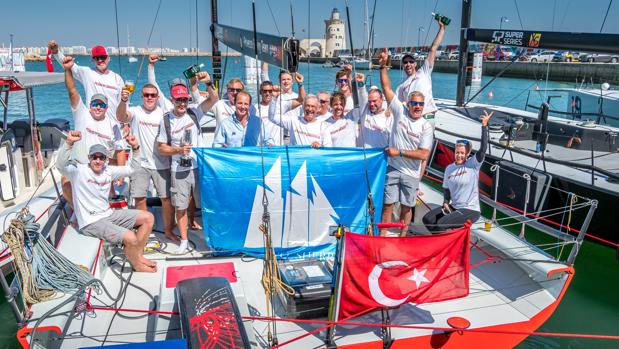 «Provezza» se impone en Puerto Sherry y lidera las 52 Super Series