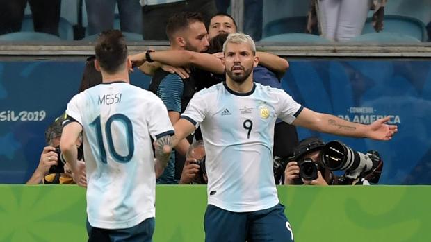 Argentina gana sin quitarse los miedos