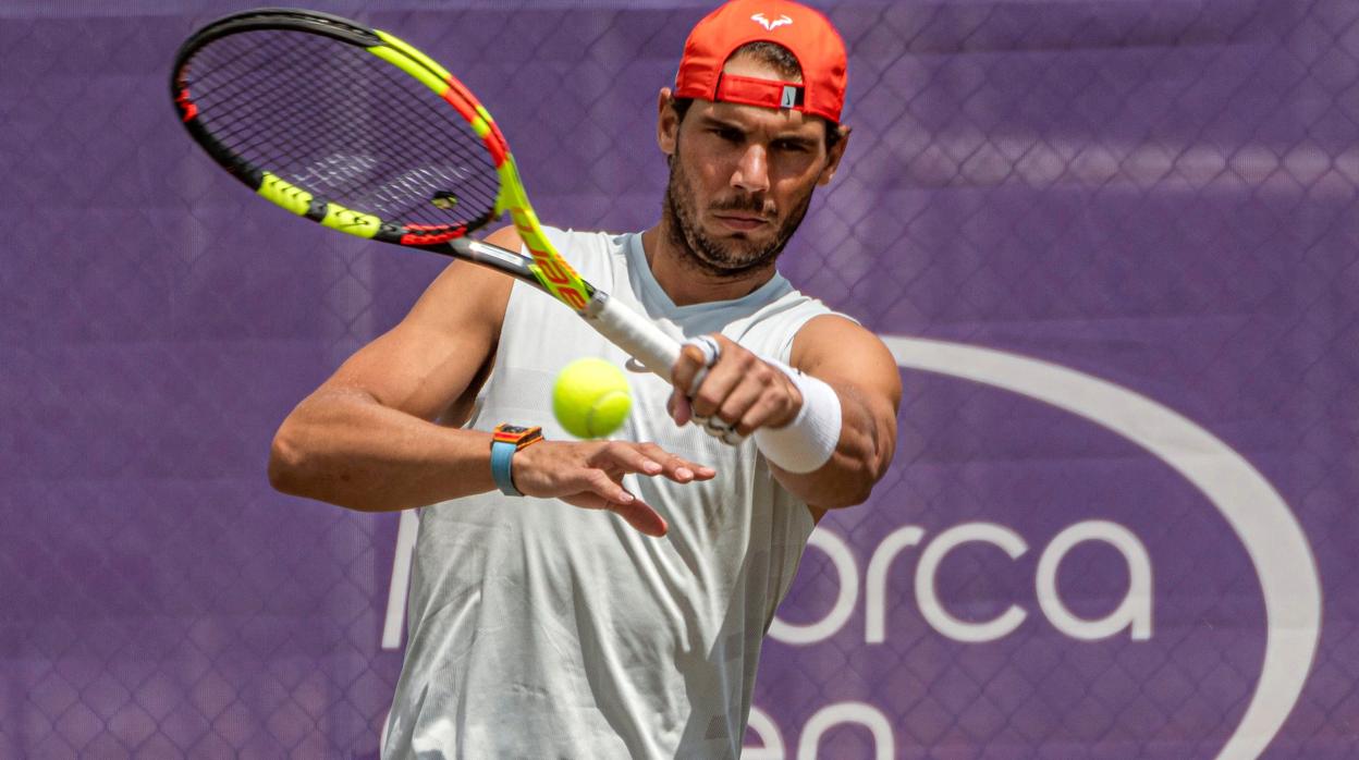 Nadal, en un entrenamiento en la hierba de Mallorca