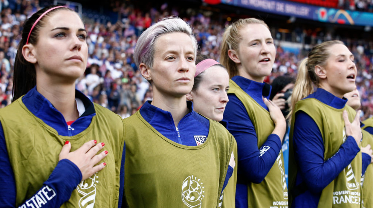 Rapinoe, durante el himno estadounidense en el Mundial de Francia