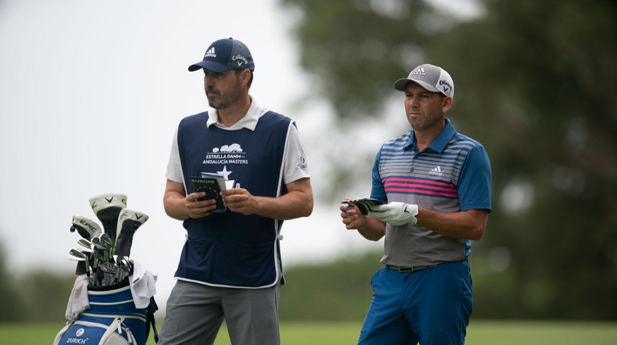 Sergio García y su herman0 Víctor, que le hace de caddy, analizan un golpe en Valderrama