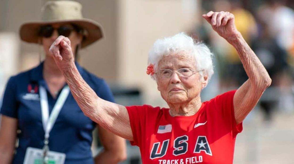 La historia de Julia Hawkins, la anciana de 103 años que bate récords mundiales