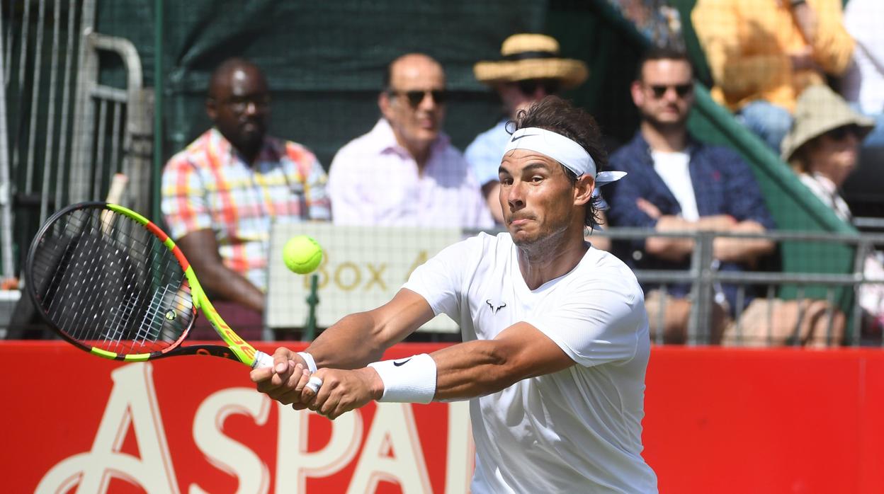 Nadal cede ante Pouille y llega a Wimbledon sin victorias en hierba