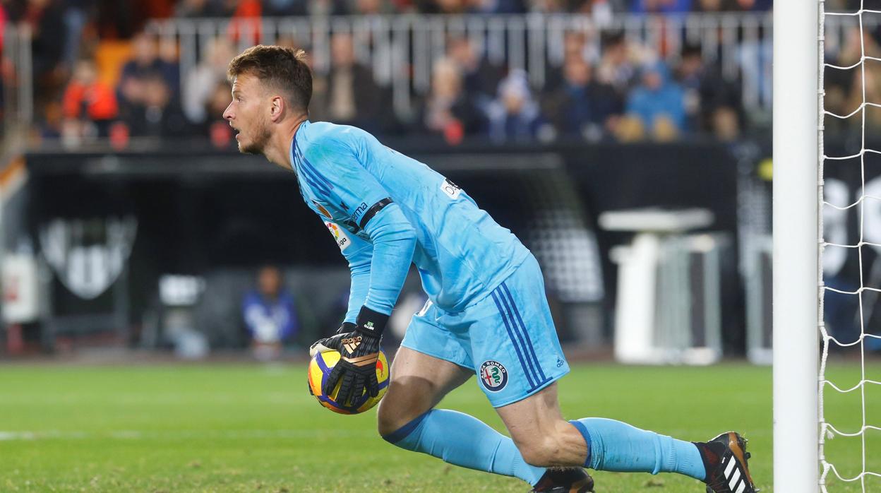 Neto durante un partido del Valencia