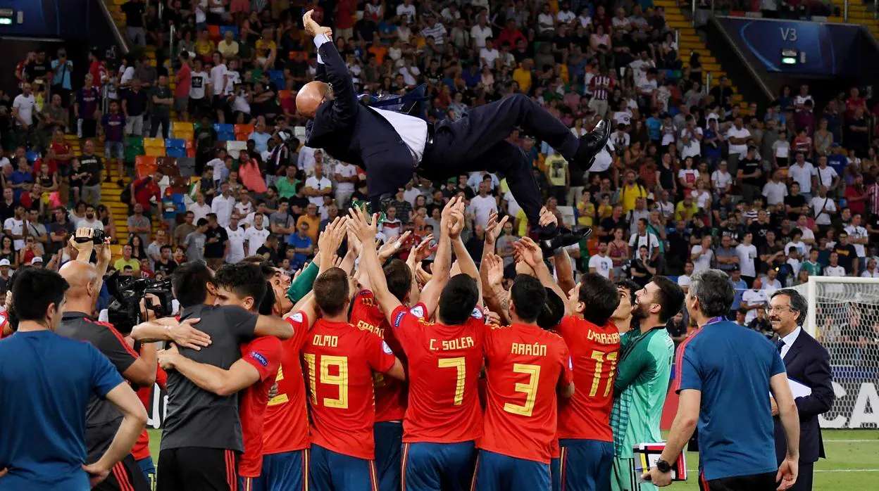 Los jugadores de España mantean a su entrenador, Luis de la Fuente