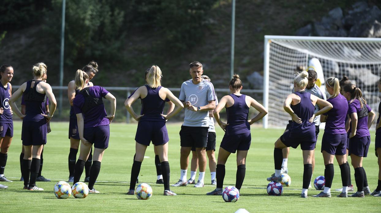 Neville y sus jugadoras, en un entrenamiento