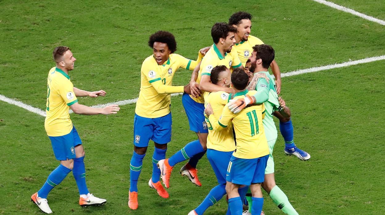 Brasil celebrando el pase a semifinales ante Paraguay