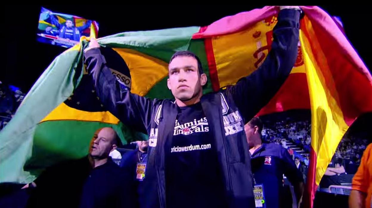 Fabricio Werdum sale a pelear con las banderas de Brasil y de España unidas