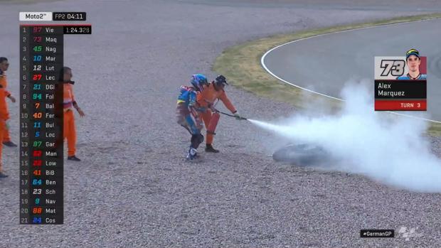 La insólita reacción del comisario que debía sofocar el incendio en la moto de Álex Márquez