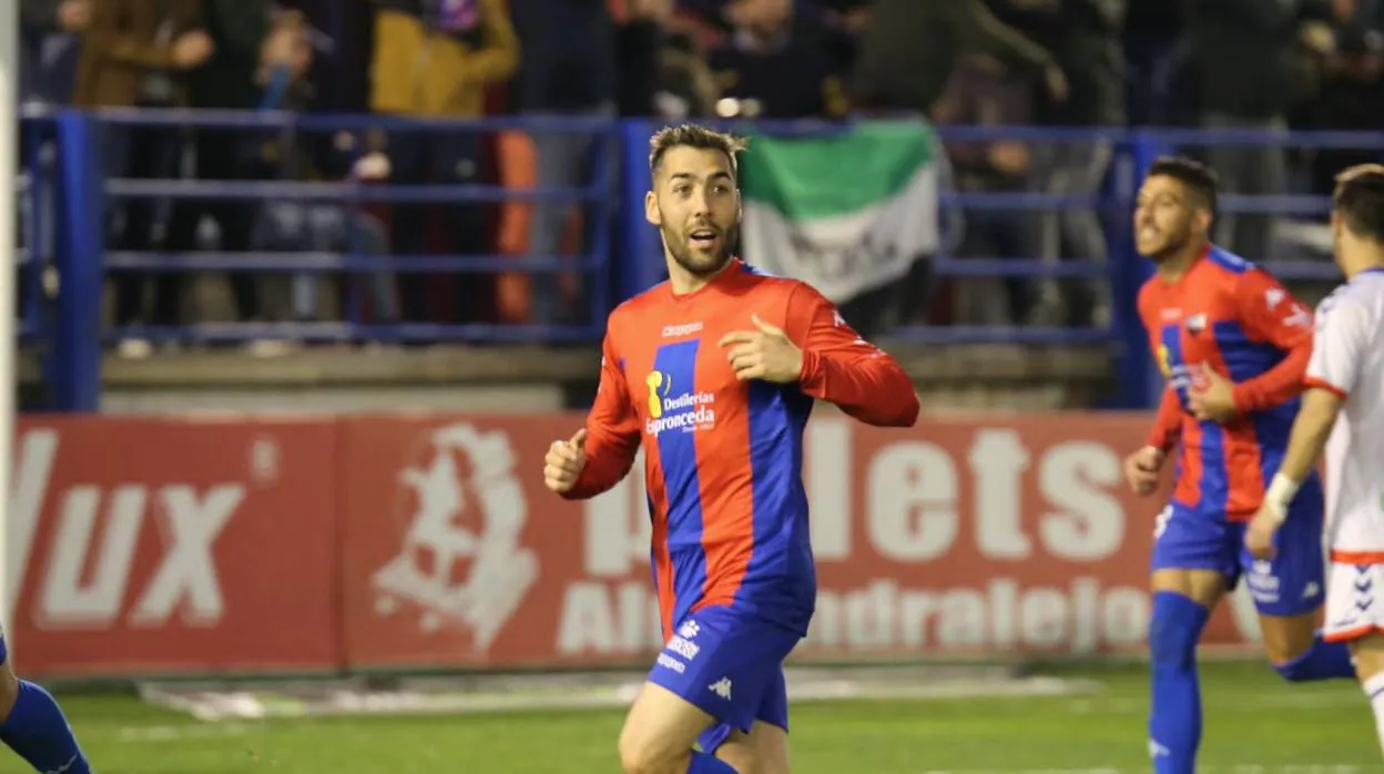 Perea celebra un gol del Extremadura.