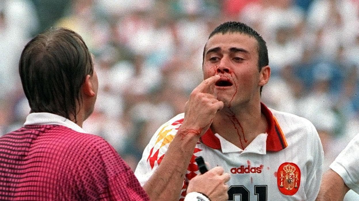 Luis Enrique en el momento que le enseña la nariz rota al árbitro después del codazo de Tassotti