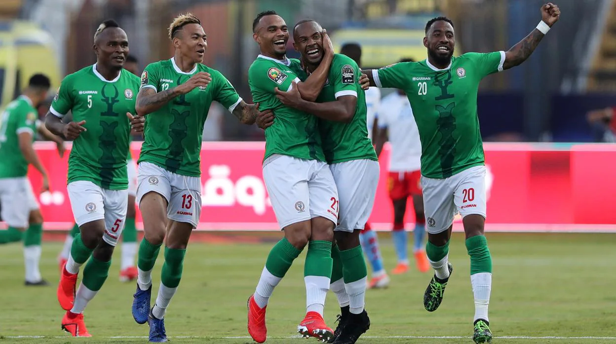 Los jugadores de Madagascar celebran el pase a cuartos de final tras batir a la RD del Congo