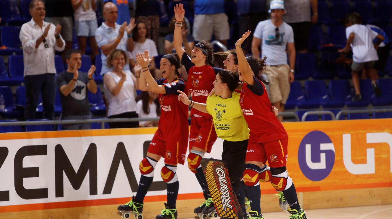 Las jugadoras de la selección celebran el triunfo