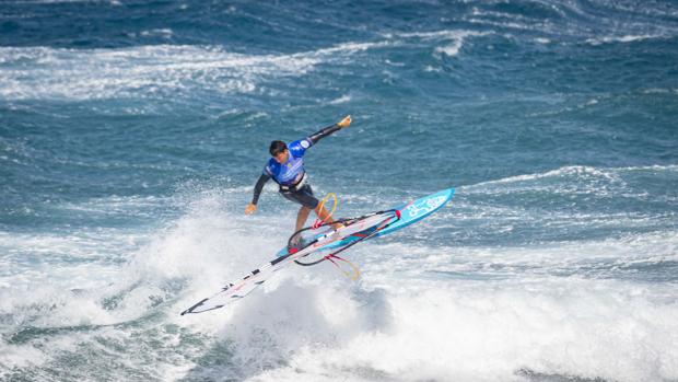 Ricardo Campello y Daida Ruano se imponen en la Eliminatoria Simple del Gran Canaria Wind and Waves