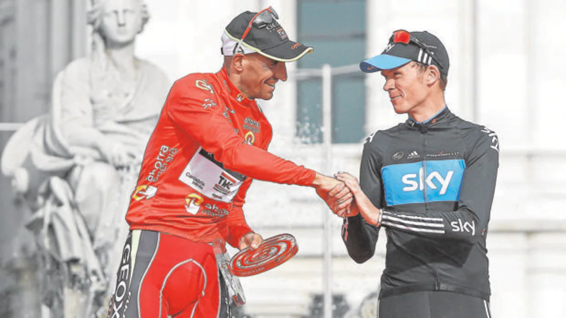 Cobo y Froome se felicitan en el podio de la Vuelta a España de 2011