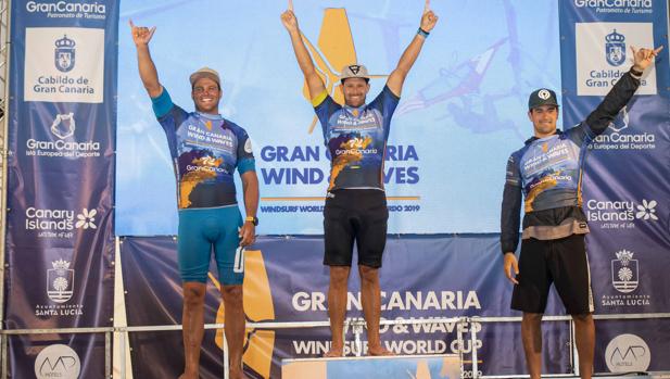 Daida Ruano y Ricardo Campello, reyes de las olas en Pozo Izquierdo