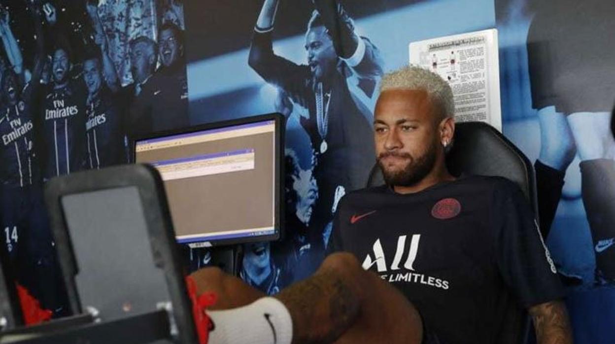 Neymar en el gimnasio del PSG