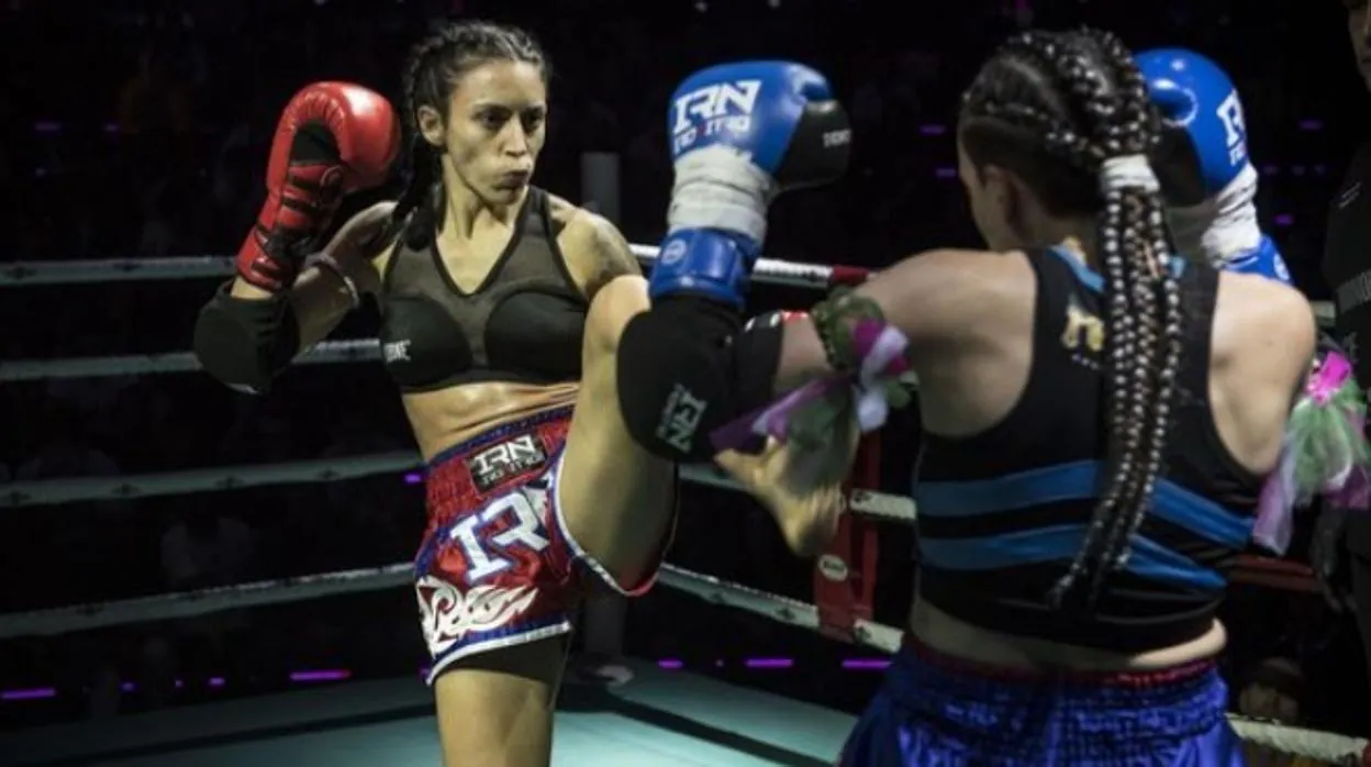 La gaditana Desireé Rovira golpea a su rival durante una de sus peleas