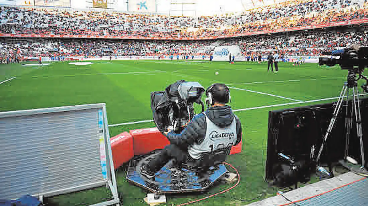 Un cámara de televisión, en el estadio Sánchez Pizjuán