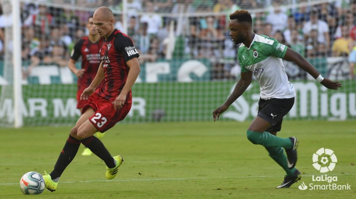 El Racing arrolla al Mirandés y suma su primera victoria de la temporada