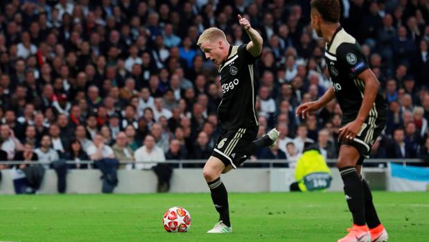Van de Beek, gol y asistencia