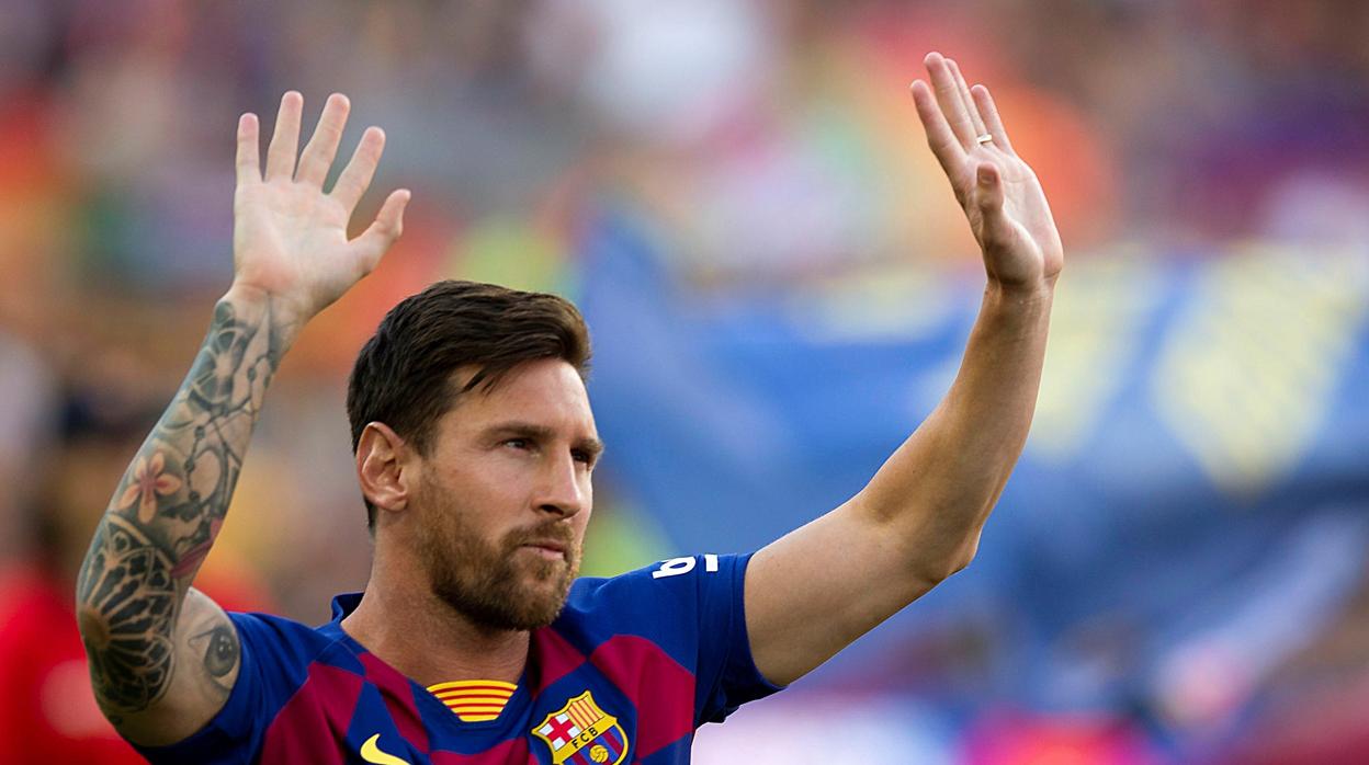 Leo Messi saluda a la grada antes de la disputa del Gamper