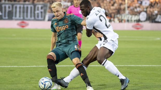 Un gris Van de Beek no evita el empate del Ajax