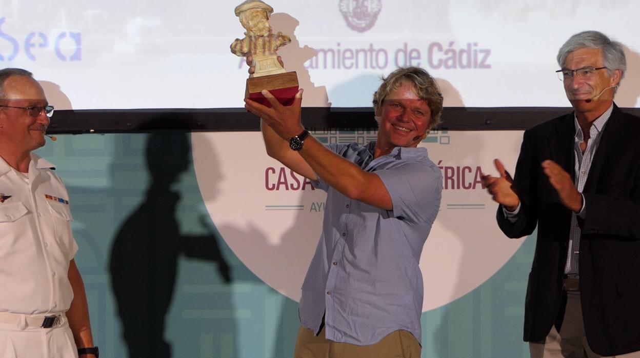 Alex Pella recibió el Premio Juan Sebastián Elcano por su vigente récord de la Vuelta al Mundo