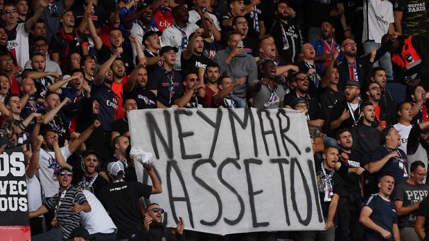 La grada del PSG sentencia a Neymar: «Hijo de...»