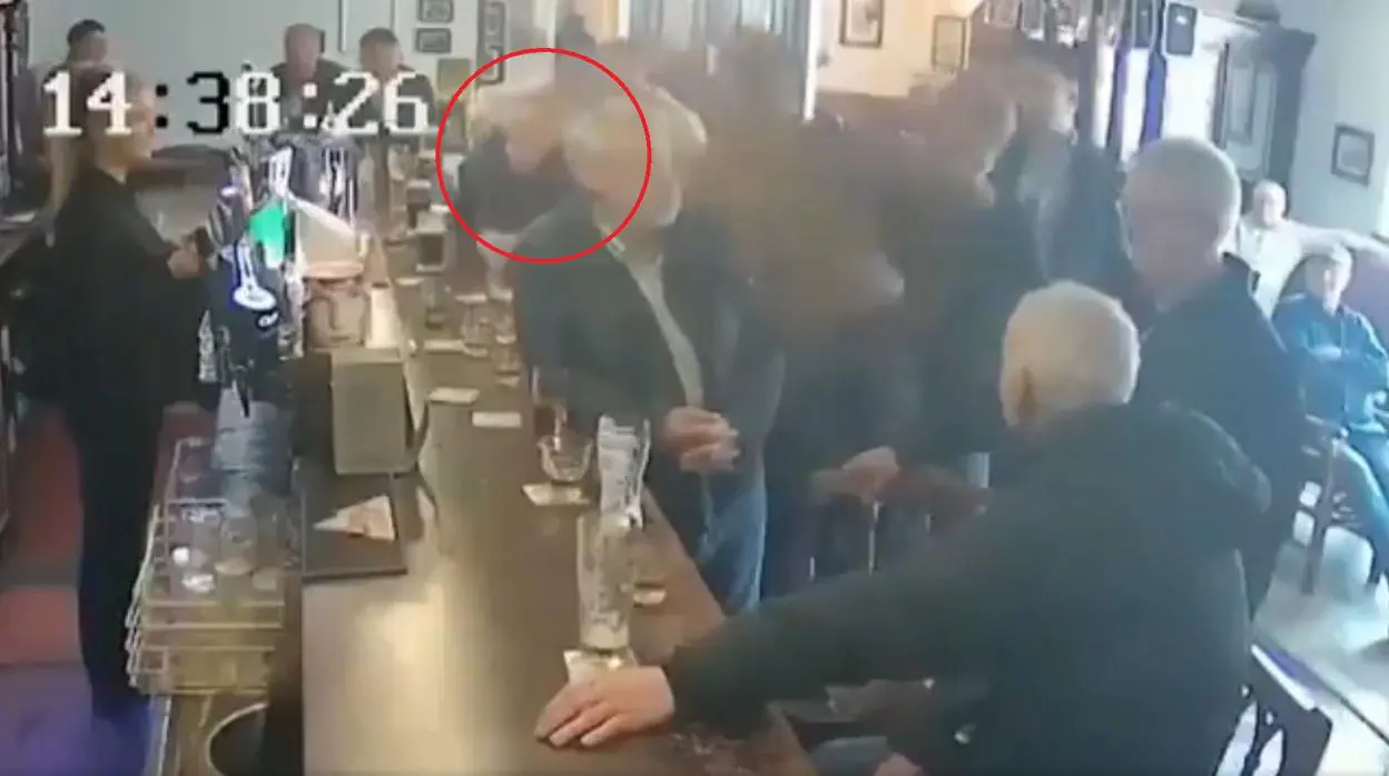 La brutal agresión de Conor McGregor a un hombre en un bar