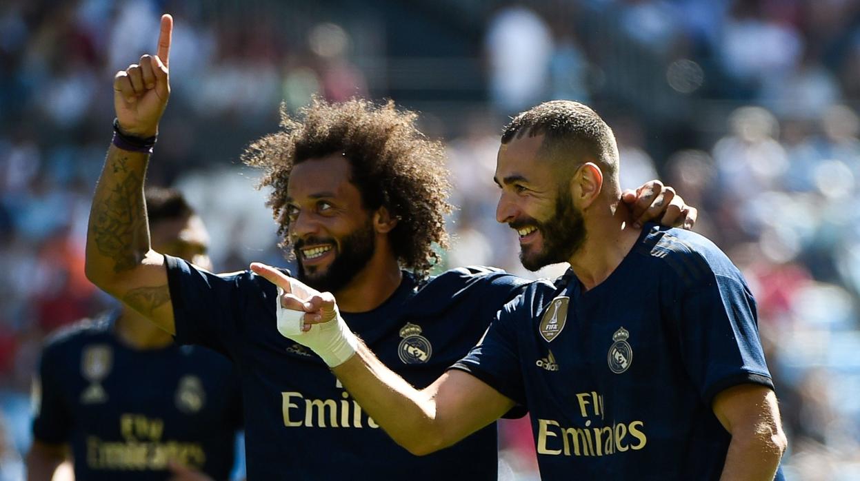 Marcelo celebra con Benzema uno de los goles ante el Celta