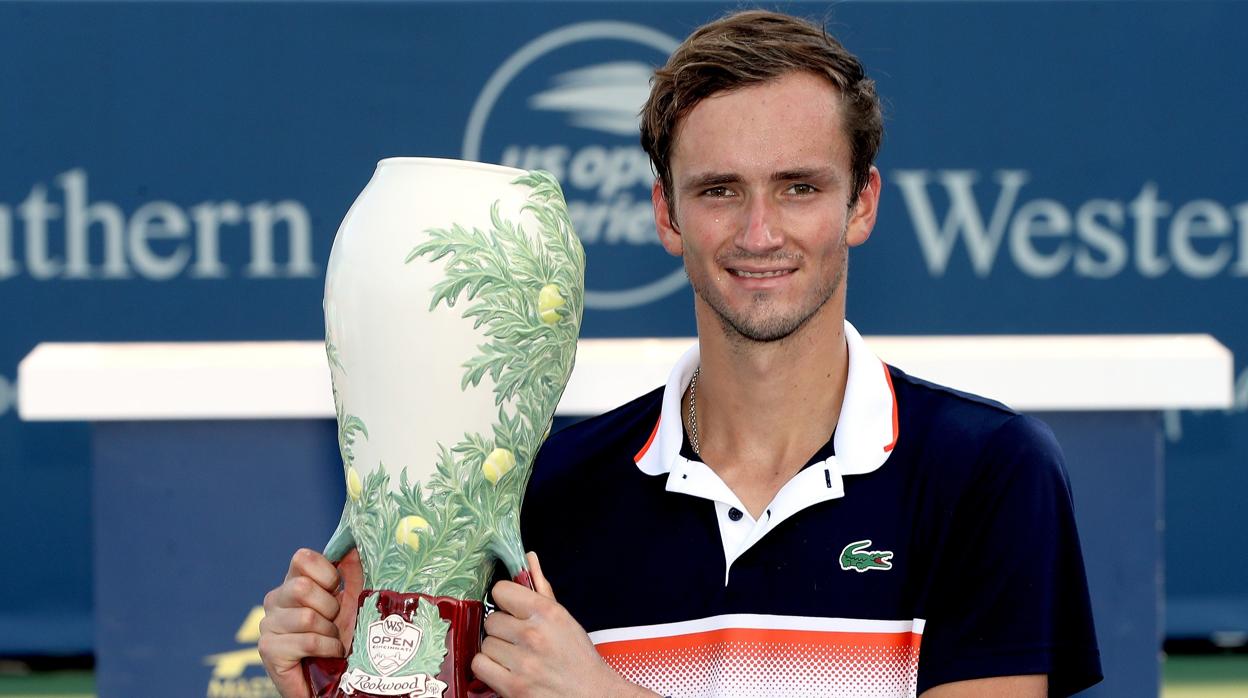 Daniil Medvedev con el trofeo que le acredita como campeón de Cincinnati