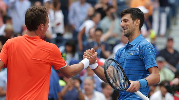 Djokovic gana en primera ronda a Roberto Carballés