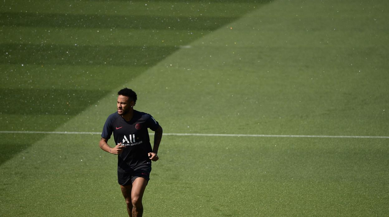 Neymar se ejercita en las instalaciones del PSG