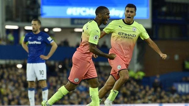 El City sufre para no alejarse del Liverpool