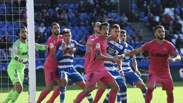 El Málaga se lleva el duelo de deprimidos y hunde al Dépor