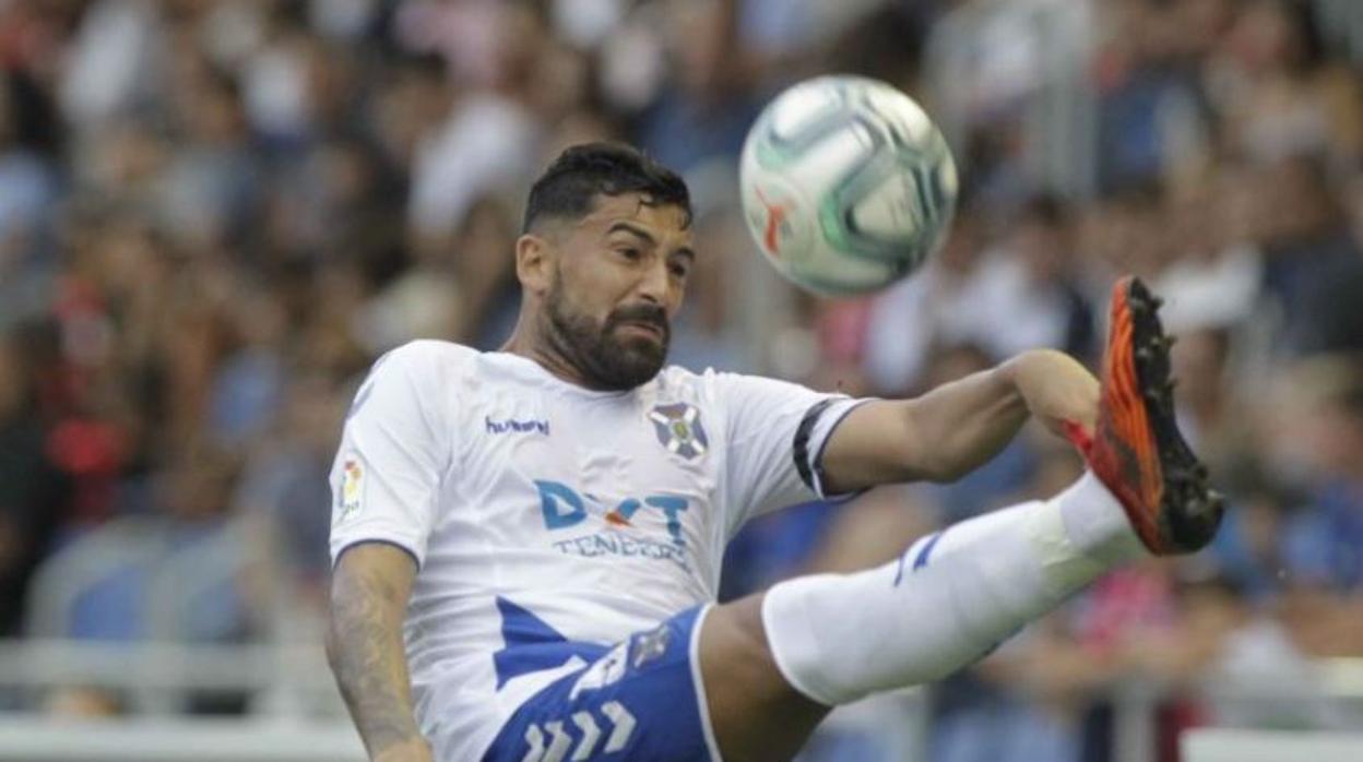 Postrero gol del Racing priva al Tenerife de romper aciaga racha local