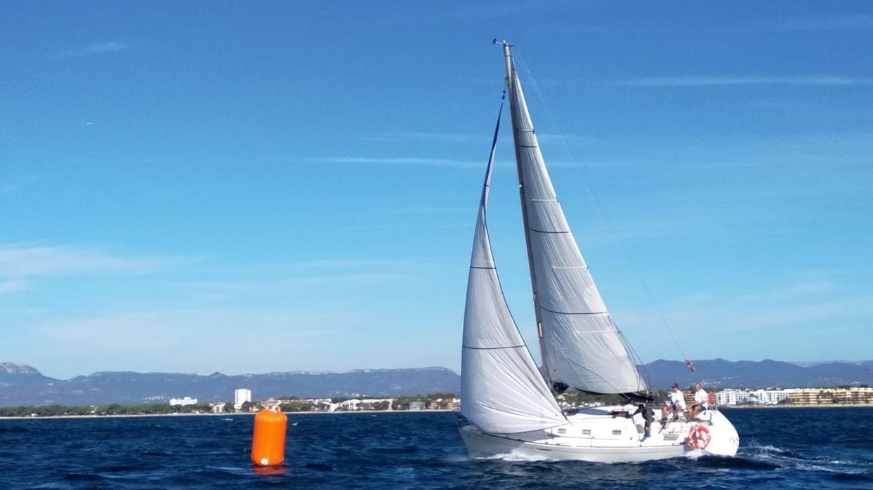 El viento del noroeste impulsa a la flota en la salida de la Regata Rei en Jaume