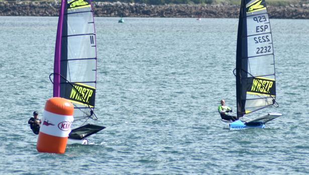 Lola Fernández y Carmen Gómez en 420 y Nicole Van der Velden en Waszp, líderes en Santander