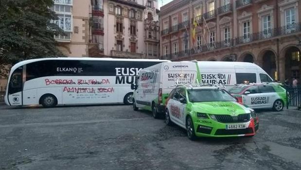 Vandalizan once vehículos de la Vuelta con pintadas a favor de los presos en Portugalete