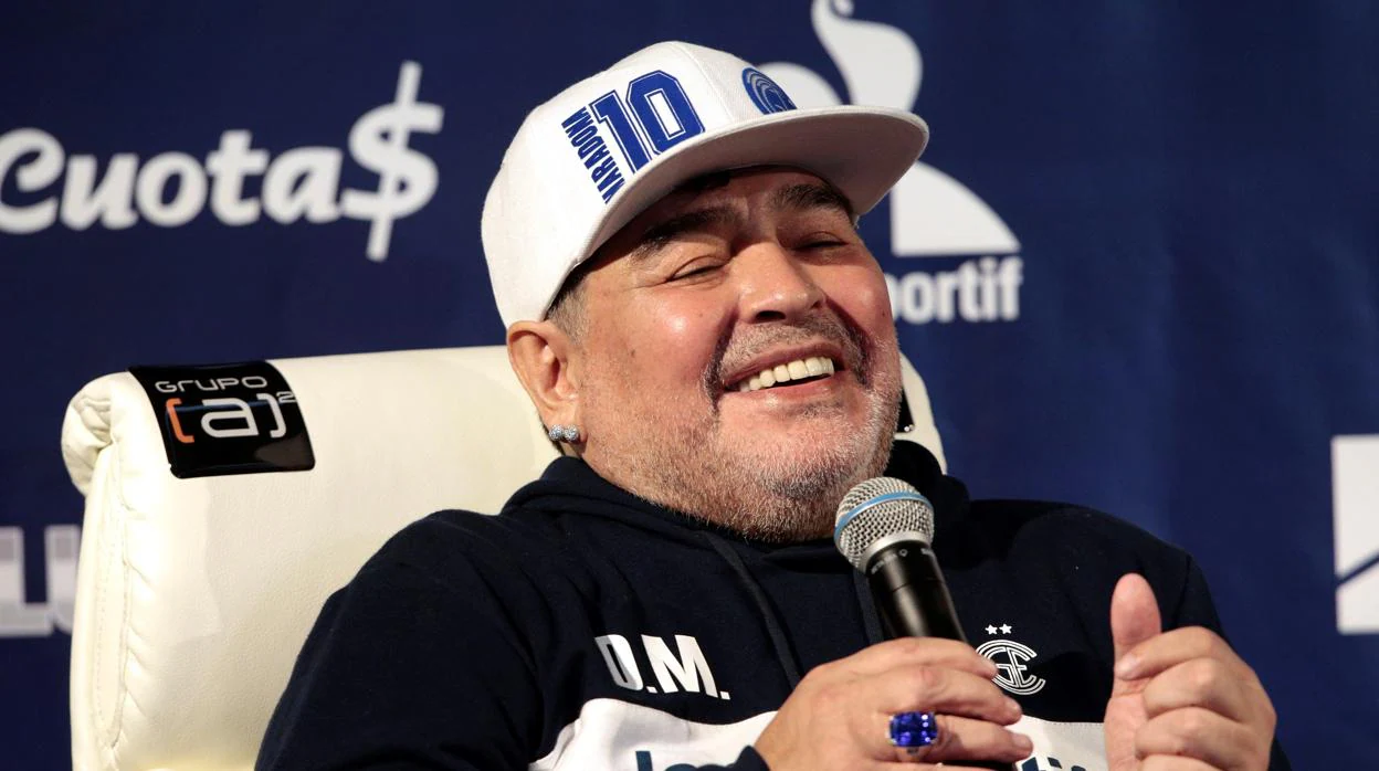 Maradona, en la rueda de prensa de su presentación con Gimnasia y Esgrima