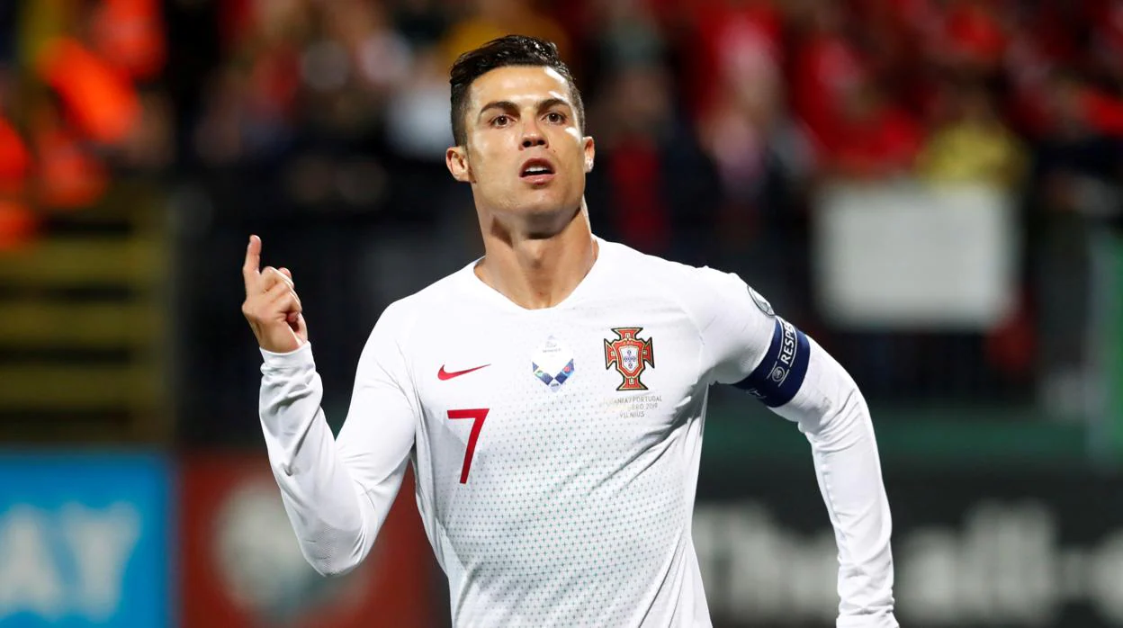 Cristiano Ronaldo celebra uno de sus goles frente a Lituania