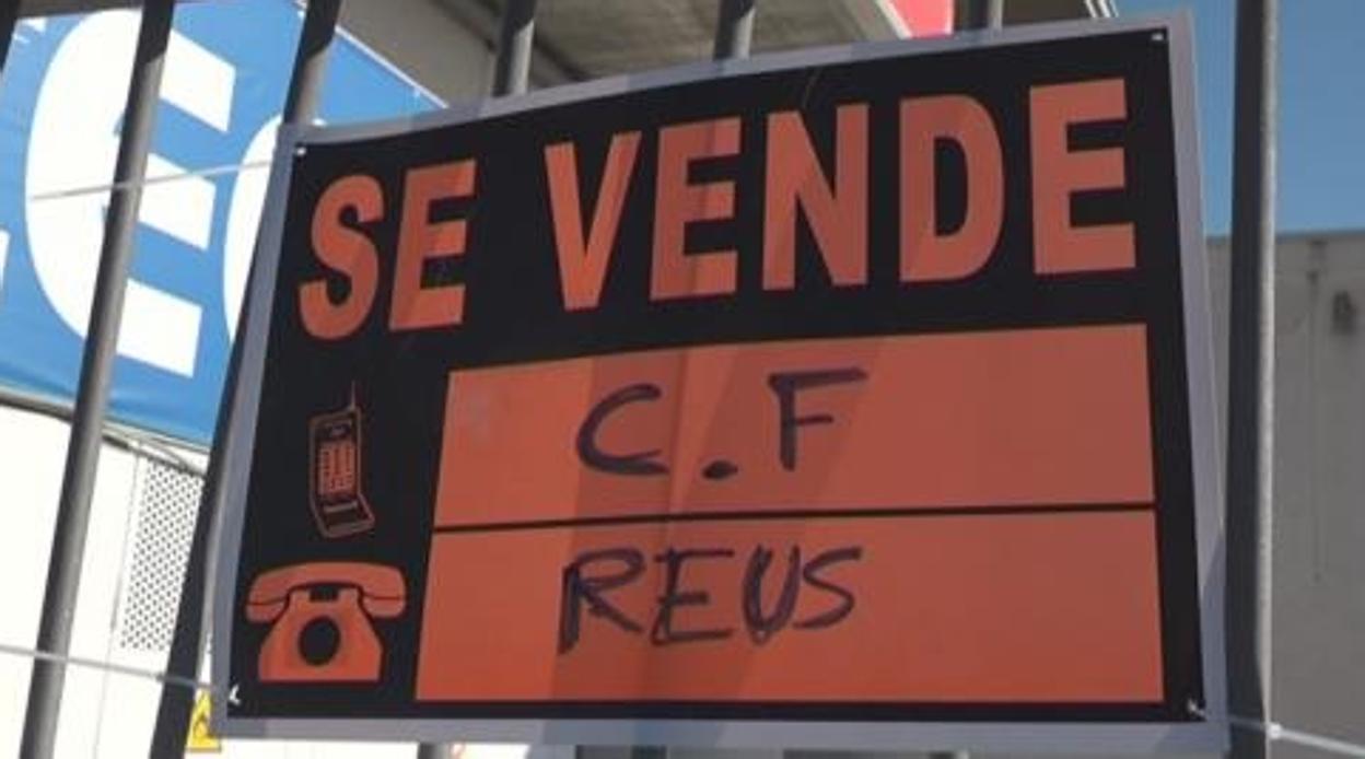 Cartel a las puertas del estadio del Reus cuando fue excluido de Segunda división la pasada temporada