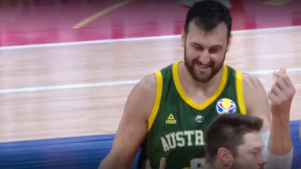 El feo gesto de Bogut insinuando un robo arbitral de España