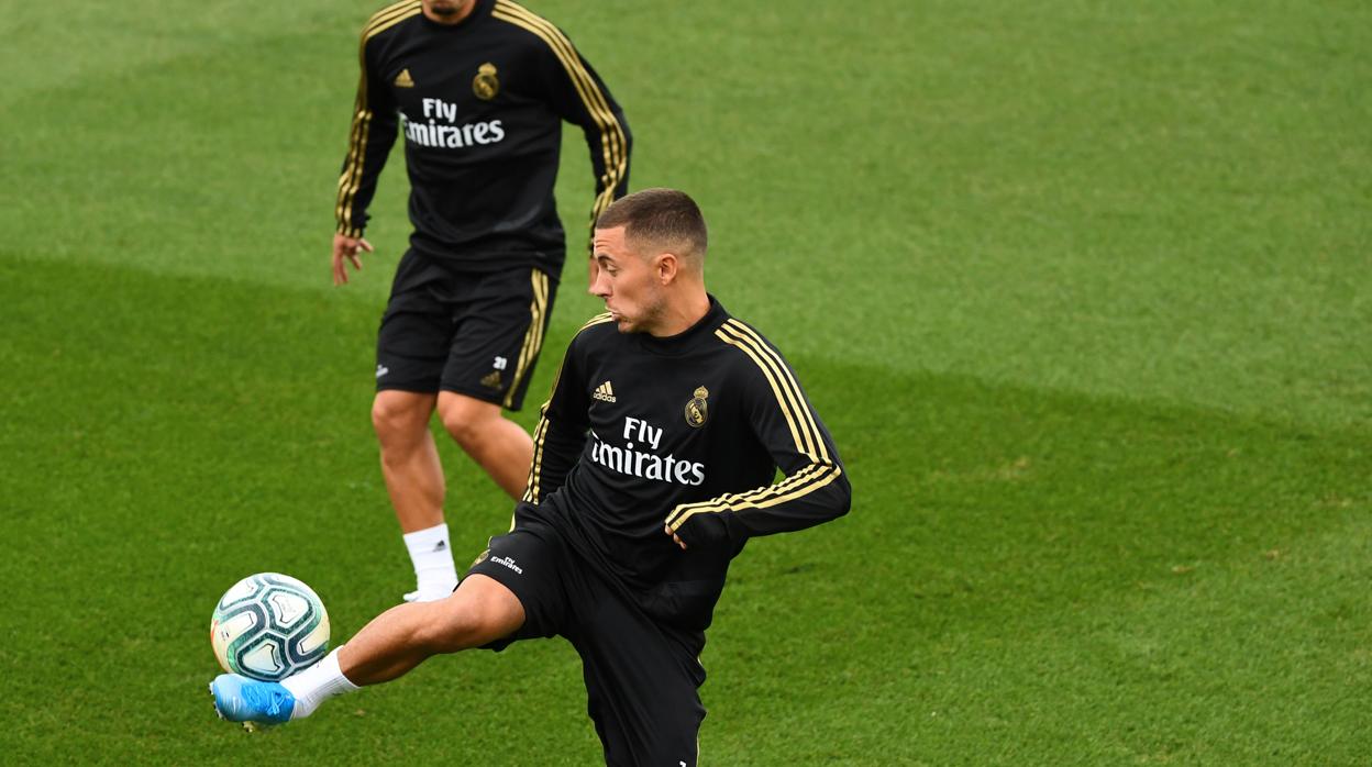 Hazard comienza en el banquillo, juega Vinicius